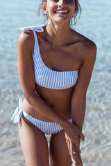 Seeblau gestreifter One-Shoulder-Bikini